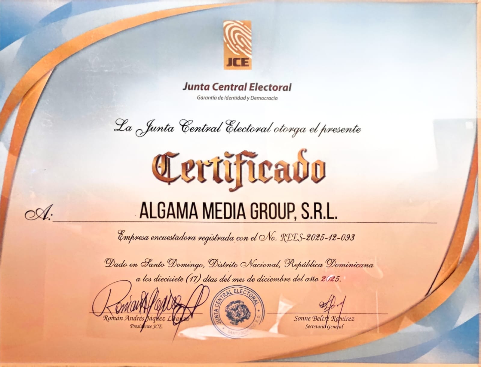 Certificado de la Junta Central Electoral otorgado a Algama Media Group, S.R.L., empresa encuestadora registrada